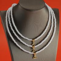 Collar de perlas de imitación para mujer, joyas colgantes con iniciales doradas - details 1