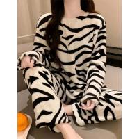 Pijama de terciopelo Coral a rayas de cebra para mujer, traje de Casa acolchado y grueso, ropa cálida, otoño e invierno, nuevo - details 1