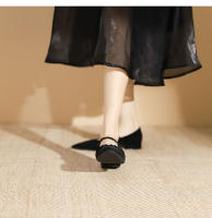 Zapato con punta puntiaguda, hebilla de perla, tacón bajo, hoja de loto arrugada, punta puntiaguda, suela plana. - details 12
