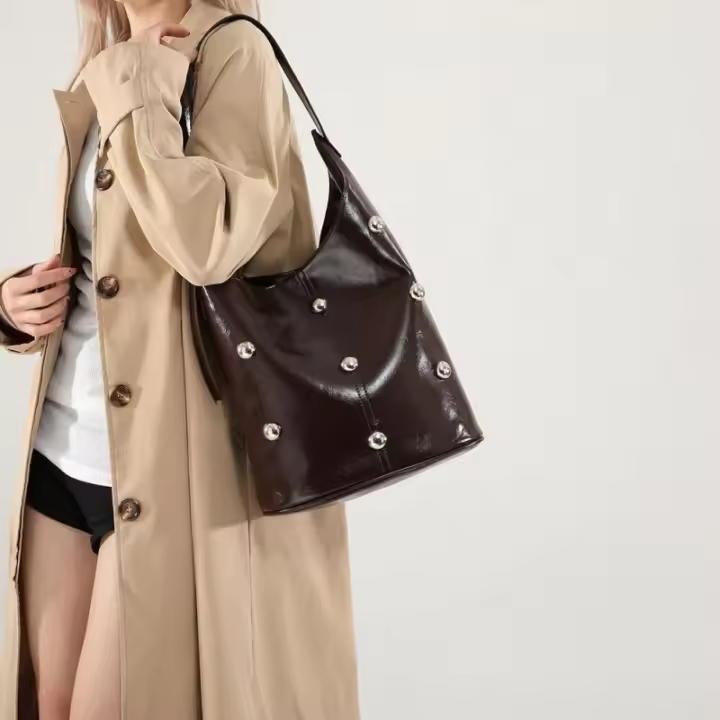 Bolso tipo cubo para mujer, bolso de hombro con tachuelas y remaches, bolso de mano con bolsillo interior de cuero PU, bolso Hobo con cierre para viajes de trabajo - 1