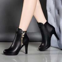 Botines de mujer de tacón alto finos con cremallera lateral y decoración de letras - details 4