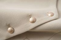 Moda corta de primavera y otoño de color claro para mujer, cuello en V, hebilla diagonal, chaleco elegante versátil Trabo, chaqueta, top - details 5
