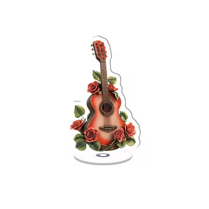 Adorno acrílico giratorio con una guitarra bellamente detallada entrelazada con rosas vibrantes sobre un fondo blanco brillante para un impacto visual impresionante. - 1