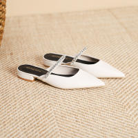 Zapatos planos puntiagudos con cadena de diamantes de imitación plateados - details 24