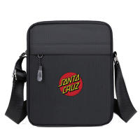 Bolso de hombro para hombre: tela Oxford deportiva, correa ajustable, accesorio informal para viajes diarios y al aire libre, negro con logotipo rojo, bolsa de viaje segura | Bolso con detalle de logotipo | Bolso de hombro duradero, bolso cruzado - details 0