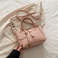 Bolso de mano elegante con forma de cubo cruzado inclinado, bolso de mano con colgante de cachorro para mujer, bolso de hombro de cuero de PU de alta gama con patrón de lichi, primavera y verano - details 22