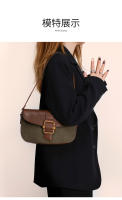 Bolso de hombro retro con diseño de nicho, bolso de axilas con contraste de empalme mate, bolso de mensajero versátil de alta gama de gran capacidad - details 1
