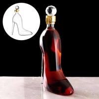 Un diseño innovador de zapato de tacón alto de vino tinto, un vaso vacío con tapa sellada y una botella de whisky gruesa. - details 3