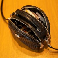 Bolso bandolera tejido negro elegante para mujer: bolso redondo informal con correa ajustable, cierre de cremallera y forro de poliéster, bolso de viaje seguro |   Bolso moderno y elegante |   Bolso bandolera pequeño con correa de cadena metálica - details 6