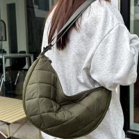 Bolso cruzado portátil a cuadros de Color sólido, correa ajustable acolchada, bolso de media luna, bolso de hombro de nailon acolchado que combina con todo, diario - details 13