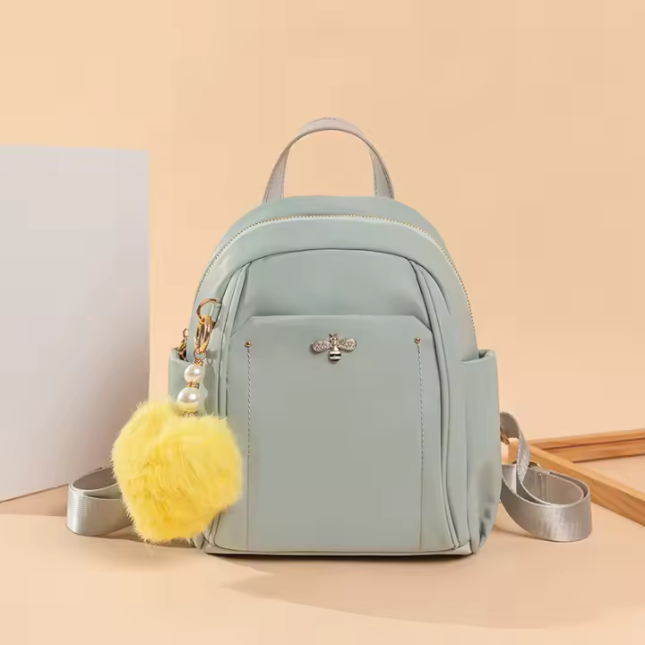 Mochilas de color verde Mochila pequeña para niña Bolsas casuales lindas y elegantes para mujer Diseño de moda Bolsas de libros ligeras fáciles de llevar con decoraciones colgantes - 1
