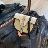 Elegante bolso de sillín bicolor para mujer - Colección elegante de primavera, lujo ligero, diseño de media luna con correa negra ajustable y cierre de cremallera, para llevar al hombro o cruzado, bolso - details 1