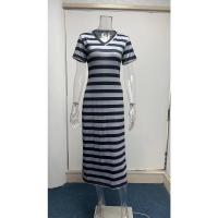Vestido de mujer con abertura y estampado de rayas, escote en pico, manga corta, estilo casual, corte A, largo hasta media pantorrilla. - details 5