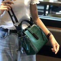 Elegante bolso de hombro de piel dividida para mujer, bolso de moda de color sólido con correa extraíble, cierre de cremallera, forro de poliéster, detalle de pintura en los bordes - Disponible en negro, café, marrón claro - details 3