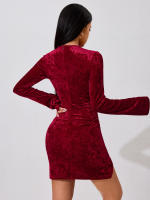 Vestido de mujer con mangas de trompeta y falda corta - details 1