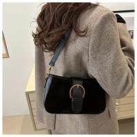 Bolso bandolera ligero para mujer con correa ajustable - Bolso cuadrado pequeño, cierre a presión, disponible en beige/tan/rojo/negro - Uso diario y formal, regalo perfecto para ella, bolso bandolera, bolso moderno y elegante, herrajes dorados, accesorio - details 14