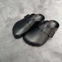 Zapatillas con punta bifurcada de cuero de ante negro con logotipo, sandalias, zapatos de mula de cabeza plana para mujer a la moda - details 5