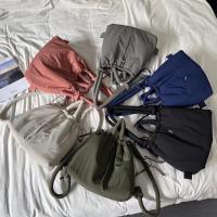 Bolso de hombro acolchado para mujer, mochila informal de nailon suave, bolso Simple de gran capacidad con cordón - details 4