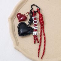 LLavero de cuerda de cuero con forma de corazón de PU, llaveros de coche de cuerda trenzada hechos a mano con letras inglesas, colgante de bolsa de cuerda de amor antipérdida de estilo coreano - details 5
