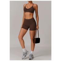 Una mujer con pantalones cortos de yoga de cintura alta que levantan la cadera sobre pantalones cortos deportivos ajustados, adelgazantes y para correr. - details 14