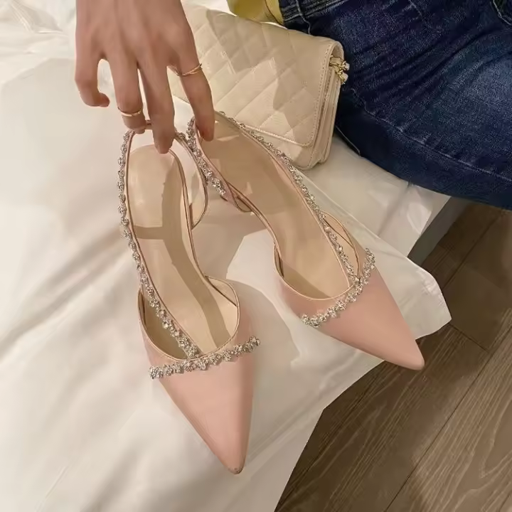 Sandalias blancas de tacón alto, tacón de aguja y puntera de strass - 1