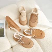 Zuecos de felpa cálidos para la nieve para mujer, zapatillas antideslizantes para exteriores, zapatos informales de ante y piel para mujer, mulas blancas - details 1