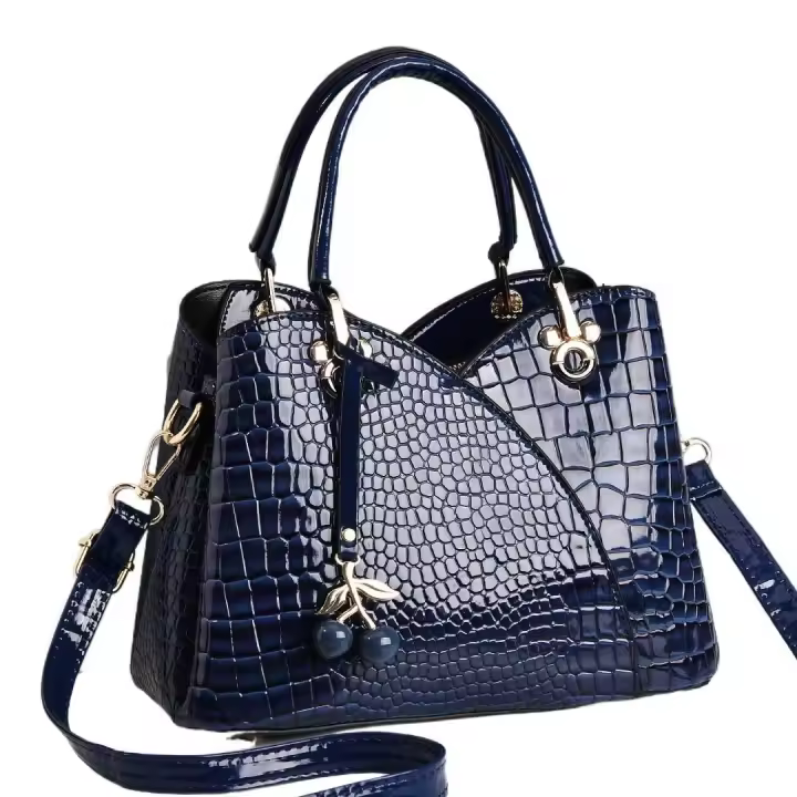 2022 El bolso de mano de textura de cocodrilo sintético más nuevo y moderno para mujer con colgante de cereza: elegante bolso y bolso de hombro negro y rojo, cierre de cremallera, forro de poliéster, detalle de pintura en los bordes, bolso | Bolso elegant - 1