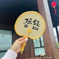 Práctico abanico de mano de verano de estilo chino, palabras decorativas de bendición, abanico de paja, abanico tejido hecho a mano para verano - details 3