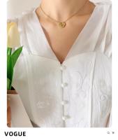 Collar con incrustaciones de diseño de nicho moderno y elegante, versátil, con rosas cálidas, circonita, conchas marinas blancas y accesorios chapados en oro. - details 1