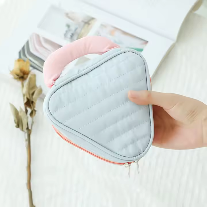 Bolsa de almacenamiento para maquillaje de nailon para mujer, bolsa de cosméticos de viaje, con contraste de triángulo grande, creativo, a la moda - 1