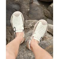 Verano dos usan zapatillas de playa, sandalias deportivas al aire libre y zapatos de montañismo. - details 20