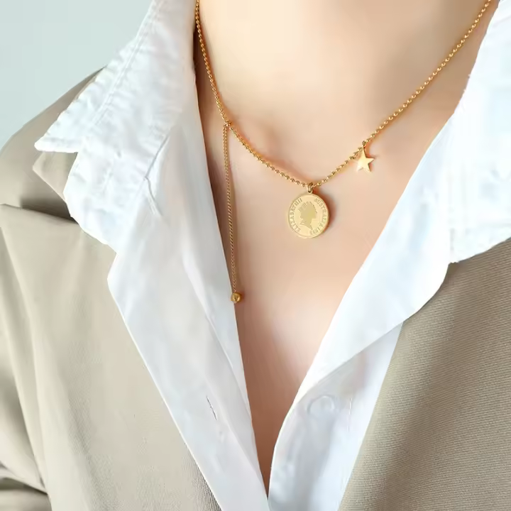 Collar con colgante de medalla con retrato de reina, cadena de clavícula salvaje para mujer, joyería de acero de titanio - 1