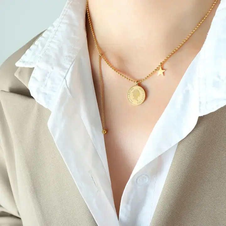 Collar con colgante de medalla con retrato de reina, cadena de clavícula salvaje para mujer, joyería de acero de titanio - 1