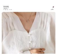 Collar con incrustaciones de diseño de nicho moderno y elegante, versátil, con rosas cálidas, circonita, conchas marinas blancas y accesorios chapados en oro. - details 2