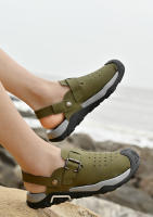 Verano dos usan zapatillas de playa, sandalias deportivas al aire libre y zapatos de montañismo. - details 26