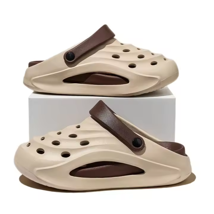 2025Nuevas zapatillas de playa para hombres de verano, cómodas, simples, deportivas, de doble uso. - 1