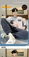 El pijama de hombre queen size es cálido y grueso con un estampado de rayas, perfecto para pijamas de descanso de otoño e invierno, acolchado de forro polar coral para mayor calidez y suave comodidad - details 0