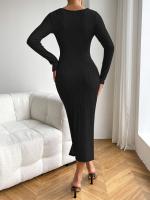 El vestido de mujer es delgado y medio - details 6