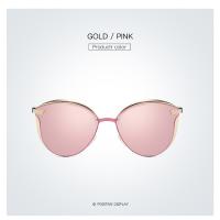 El conductor masculino conduce gafas de sol polarizadas metálicas para deslumbrar las gafas de sol - details 8