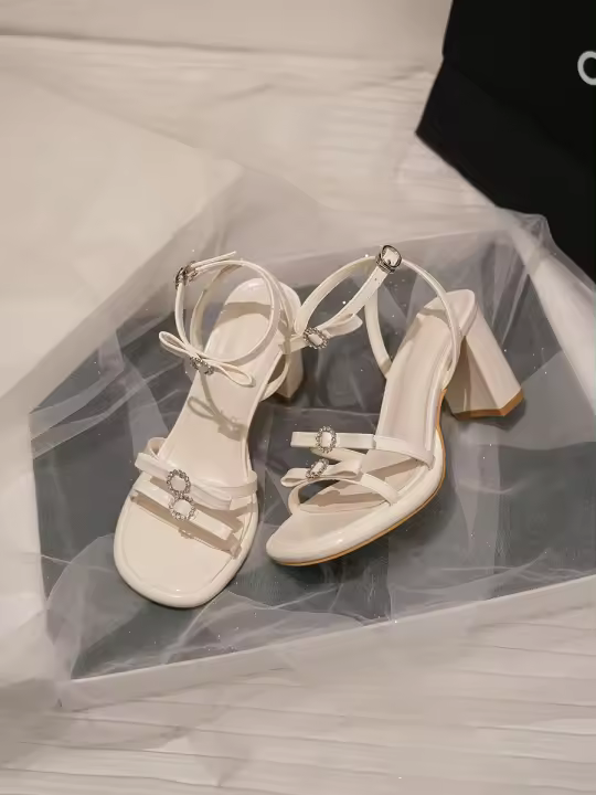 Sandalias plateadas de tacón abierto con lazo de strass para mujer - 1