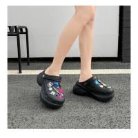Zapatillas de plataforma con agujeros para mujer, a la moda, con suela de EVA suave, estilo bolsa de plata, zapatillas geniales. - details 11