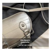 Bolso pequeño plateado de gama alta para mujer 2025 nuevo bolso de mensajero versátil popular bolso de bolos portátil de moda - details 13