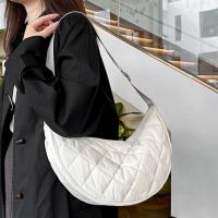 Bolso cruzado portátil a cuadros de Color sólido, correa ajustable acolchada, bolso de media luna, bolso de hombro de nailon acolchado que combina con todo, diario - details 17