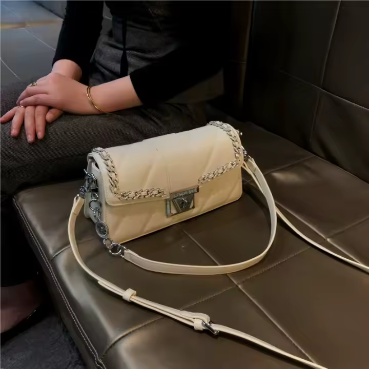 Bolso cuadrado pequeño blanco de diseño de personalidad de marca de Hong Kong2025Nuevo Estilo Bolso de Moda de Alta Gama Bolso de Hombro Cruzado de Moda - 1