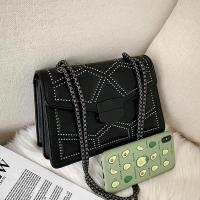 Bolso de hombro Retro con cadena y remaches para mujer, bandolera cuadrada pequeña a la moda de cuero PU con tapa, bolso de diseñador - details 15