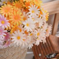 Flores artificiales de crisantemo de lujo, ramas de flores de margaritas realistas de plástico, elegantes flores falsas hechas a mano, decoración para sala de estar - details 1