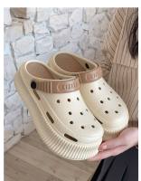 Los estudiantes usan la versión coreana de moda y creativa de los zapatos con agujeros, zapatillas geniales de cabeza de bolsa de paso de mierda de suela gruesa suave de EVA de verano para mujer - details 48