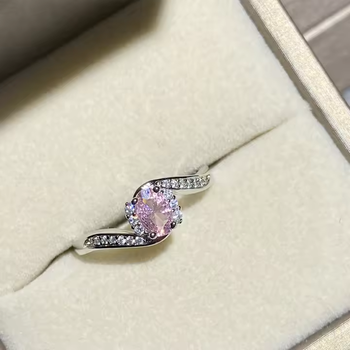 Anillo vivo popular chapado en oro con incrustaciones de cuatro garras, anillo simple de moissanita de imitación de circonio de 0,5 quilates - 1