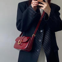 Bolso bandolera pequeño de charol para mujer con solapa, diseño vintage rojo - details 5