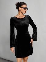 Vestido de estilo intelectual simple para mujeres con tirantes abiertos y faldas cortas negras - details 1